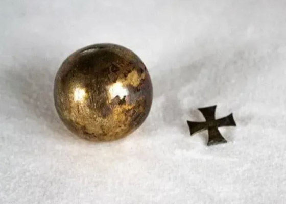 اكتشاف تاج ملكي مخبأ منذ 500 عام داخل قبر (صور) صورة رقم 5 اكتشاف تاج ملكي مخبأ منذ 500 عام داخل قبر (صور) صورة رقم 5