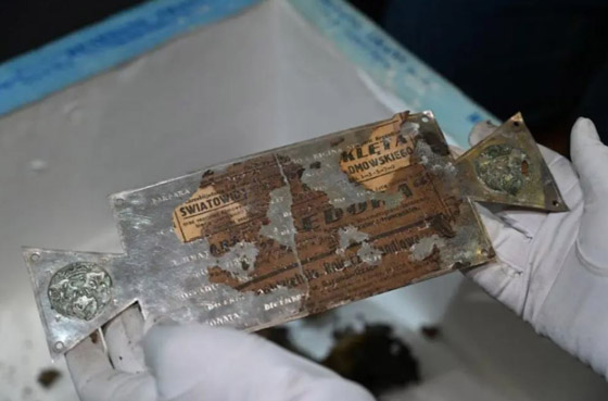 اكتشاف تاج ملكي مخبأ منذ 500 عام داخل قبر (صور) صورة رقم 6 اكتشاف تاج ملكي مخبأ منذ 500 عام داخل قبر (صور) صورة رقم 6