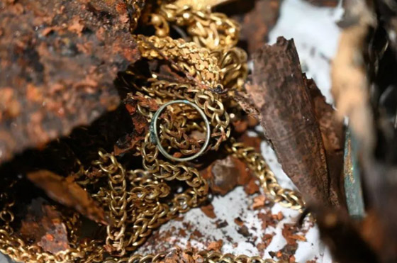 اكتشاف تاج ملكي مخبأ منذ 500 عام داخل قبر (صور) صورة رقم 7 اكتشاف تاج ملكي مخبأ منذ 500 عام داخل قبر (صور) صورة رقم 7