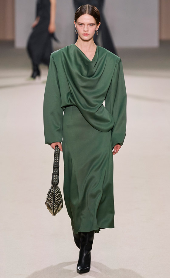 صورة رقم 3 - اكتشفوا موديلات فساتين ميدي عصرية للمحجبات موضة شتاء 2025 صورة رقم 3 - اكتشفوا موديلات فساتين ميدي عصرية للمحجبات موضة شتاء 2025