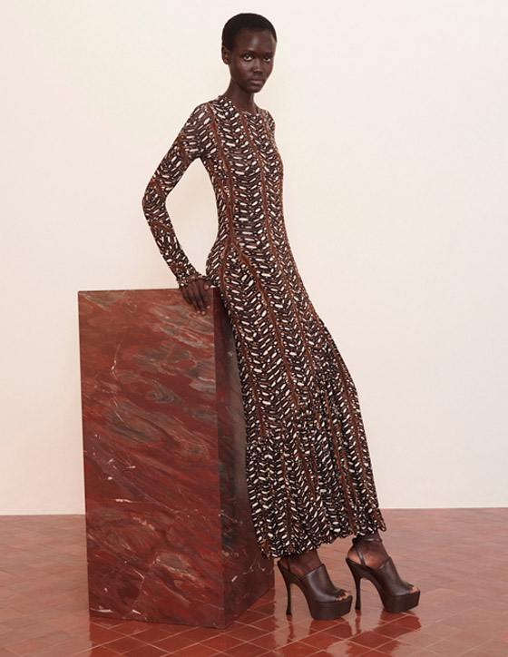 صورة رقم 4 - اكتشفوا موديلات فساتين ميدي عصرية للمحجبات موضة شتاء 2025 صورة رقم 4 - اكتشفوا موديلات فساتين ميدي عصرية للمحجبات موضة شتاء 2025