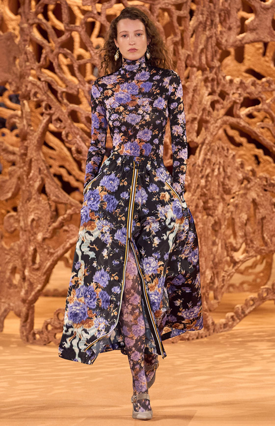 صورة رقم 5 - اكتشفوا موديلات فساتين ميدي عصرية للمحجبات موضة شتاء 2025 صورة رقم 5 - اكتشفوا موديلات فساتين ميدي عصرية للمحجبات موضة شتاء 2025