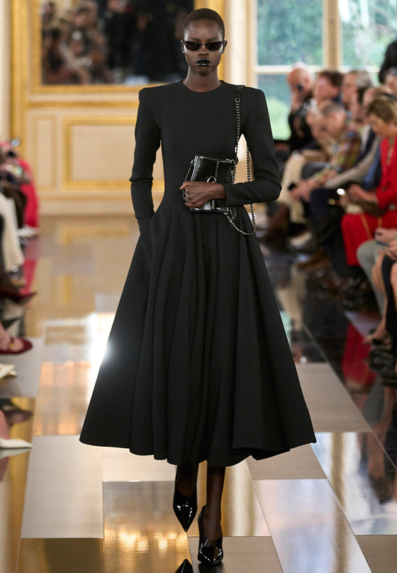 صورة رقم 6 - اكتشفوا موديلات فساتين ميدي عصرية للمحجبات موضة شتاء 2025 صورة رقم 6 - اكتشفوا موديلات فساتين ميدي عصرية للمحجبات موضة شتاء 2025