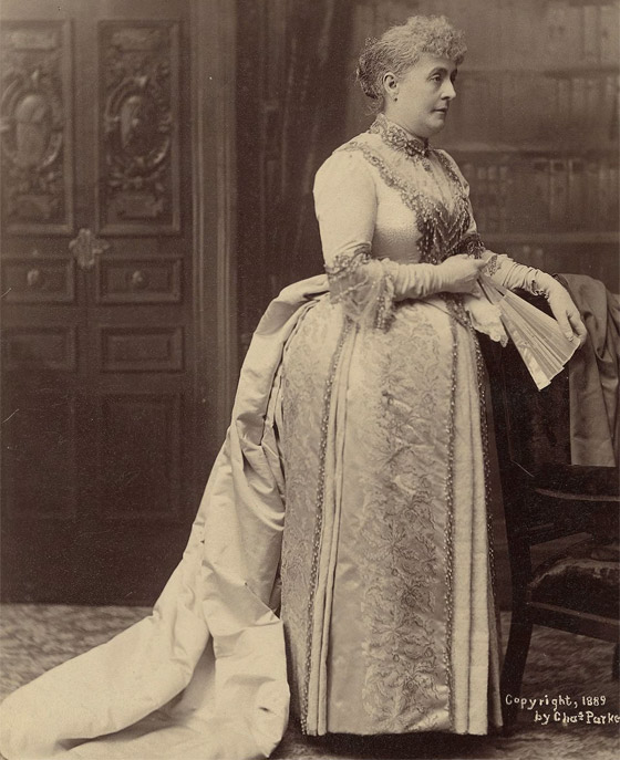 صورة رقم 4 - صور: إطلالات سيدات أمريكا الأوائل بحفل التنصيب والرمزية الخفية خلفهن صورة رقم 4 - صور: إطلالات سيدات أمريكا الأوائل بحفل التنصيب والرمزية الخفية خلفهن