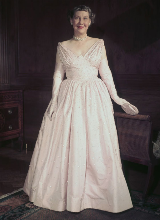 صورة رقم 5 - صور: إطلالات سيدات أمريكا الأوائل بحفل التنصيب والرمزية الخفية خلفهن صورة رقم 5 - صور: إطلالات سيدات أمريكا الأوائل بحفل التنصيب والرمزية الخفية خلفهن