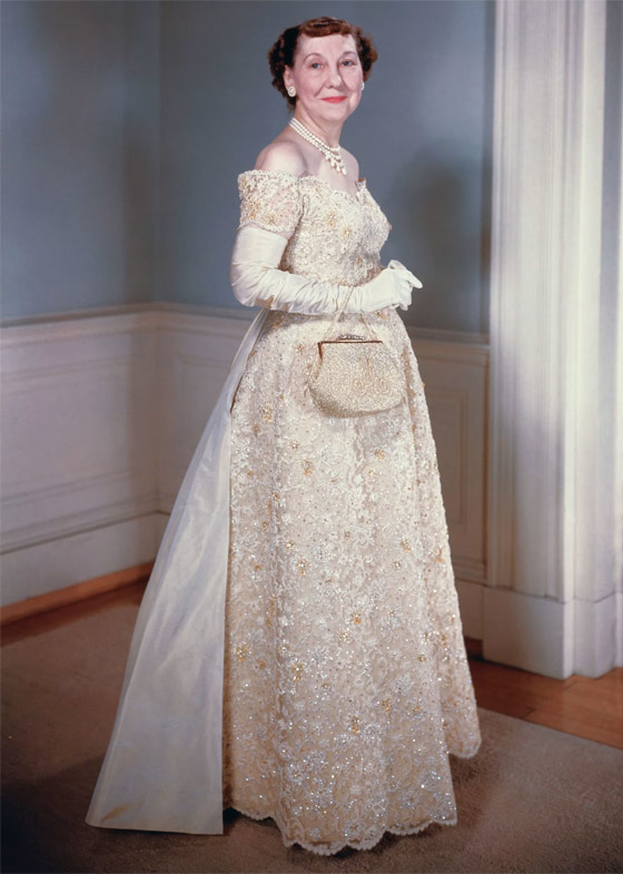 صورة رقم 6 - صور: إطلالات سيدات أمريكا الأوائل بحفل التنصيب والرمزية الخفية خلفهن صورة رقم 6 - صور: إطلالات سيدات أمريكا الأوائل بحفل التنصيب والرمزية الخفية خلفهن