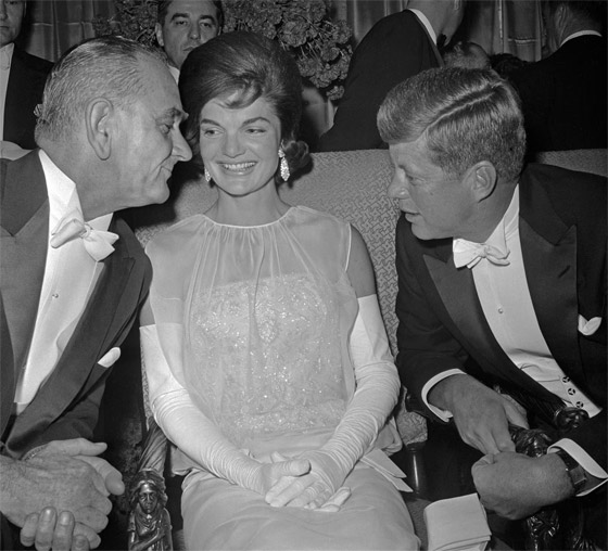 صورة رقم 7 - صور: إطلالات سيدات أمريكا الأوائل بحفل التنصيب والرمزية الخفية خلفهن صورة رقم 7 - صور: إطلالات سيدات أمريكا الأوائل بحفل التنصيب والرمزية الخفية خلفهن