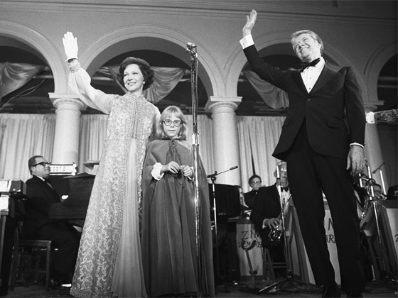 صورة رقم 9 - صور: إطلالات سيدات أمريكا الأوائل بحفل التنصيب والرمزية الخفية خلفهن صورة رقم 9 - صور: إطلالات سيدات أمريكا الأوائل بحفل التنصيب والرمزية الخفية خلفهن