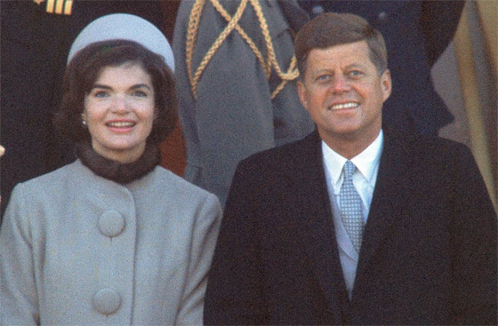 صورة رقم 1 - صور: إطلالات سيدات أمريكا الأوائل بحفل التنصيب والرمزية الخفية خلفهن صورة رقم 1 - صور: إطلالات سيدات أمريكا الأوائل بحفل التنصيب والرمزية الخفية خلفهن