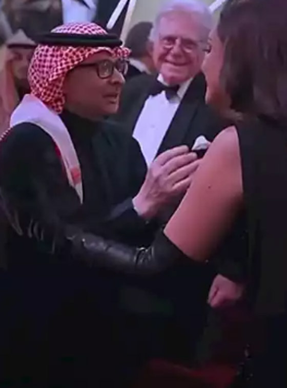 قبلة عبد المجيد عبد الله للنجمة أنغام تثير الجدل وتكشف غيرة حسين فهمي عليها! صورة رقم 4