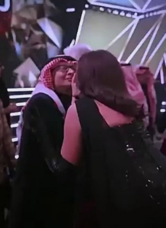 الشرطة السعودية تستدعي أنغام وعبدالمجيد عبدالله للتحقيق بسبب قُبلتهما في الرياض! ما العقوبة المنتظرة؟ صورة رقم 2