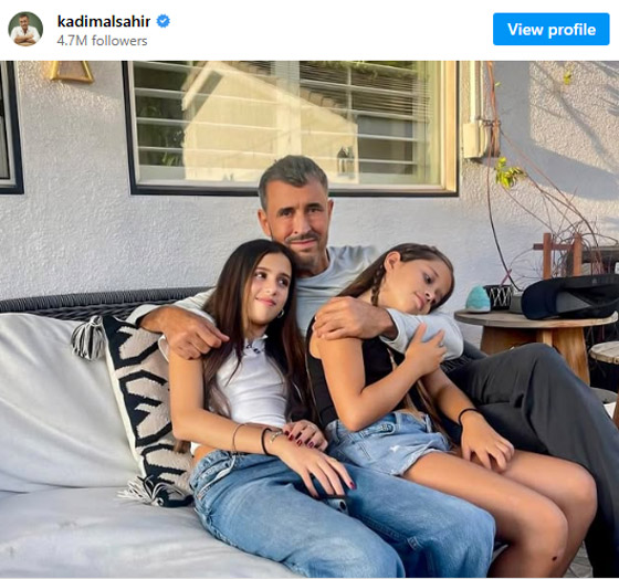 صور كاظم الساهر مع حفيدتيه في احدث ظهور بعد غياب 3 سنوات.. كبروا صورة رقم 1