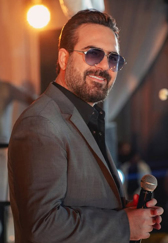 وائل جسار يأسر القلوب بتواضعه.. يوقف الحفل ليلتقط صورا مع معجب من ذوي الاحتياجات الخاصة صورة رقم 1