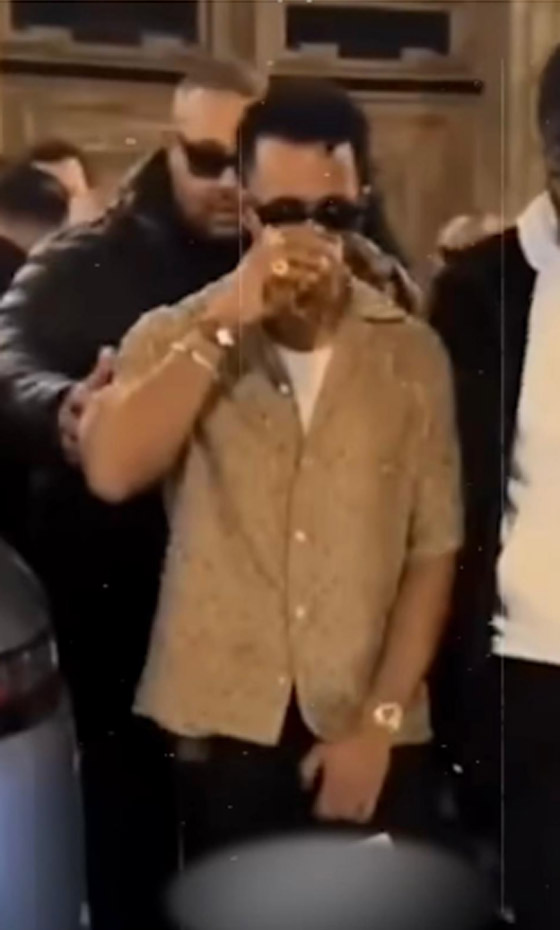 تسريب فيديو محمد رمضان يخرج من ملهى ليلي في باريس مترنحا يحمل كأساً في يده! صورة رقم 1