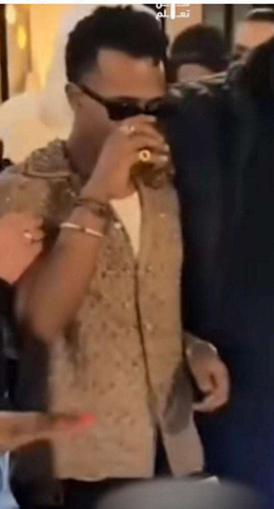 تسريب فيديو محمد رمضان يخرج من ملهى ليلي في باريس مترنحا يحمل كأساً في يده! صورة رقم 3