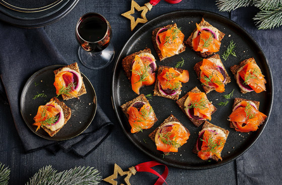 إليكم وصفة السلمون المدخن على خبز الجاودار.. مقبلات فاخرة وسريعة صورة رقم 1