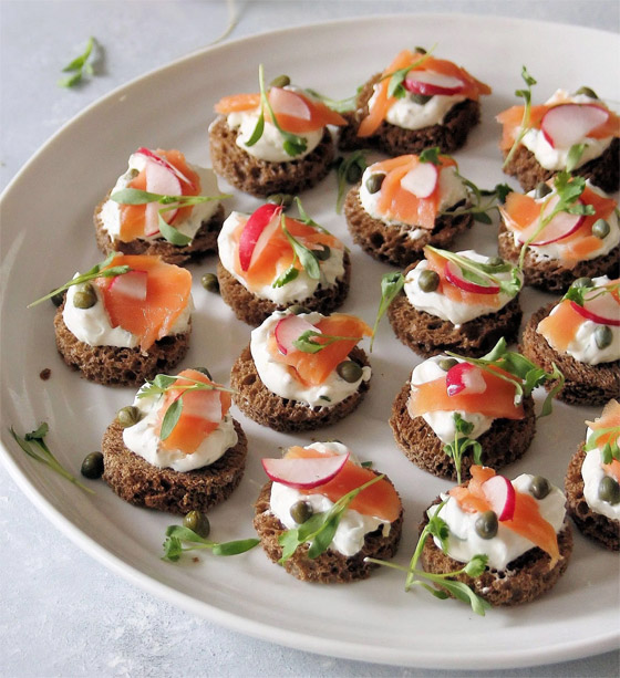 إليكم وصفة السلمون المدخن على خبز الجاودار.. مقبلات فاخرة وسريعة صورة رقم 9