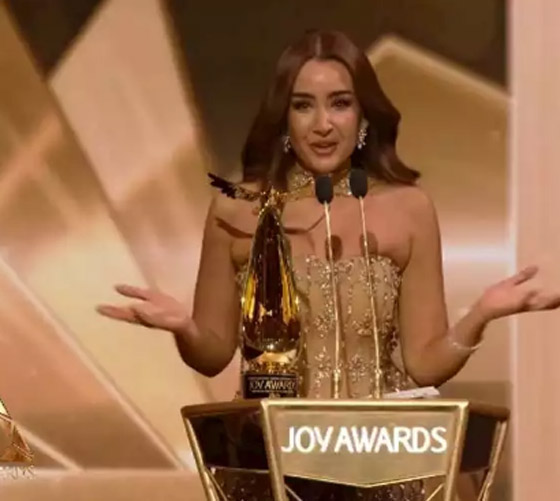 هنا الزاهد عن انتقادات مد يدها لـ ماثيو ماكونهي: فستاني تقيل وزنه 20 كيلو وكنت هقع صورة رقم 3