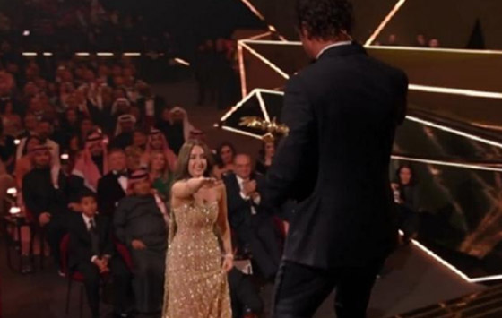 هنا الزاهد عن انتقادات مد يدها لـ ماثيو ماكونهي: فستاني تقيل وزنه 20 كيلو وكنت هقع صورة رقم 4