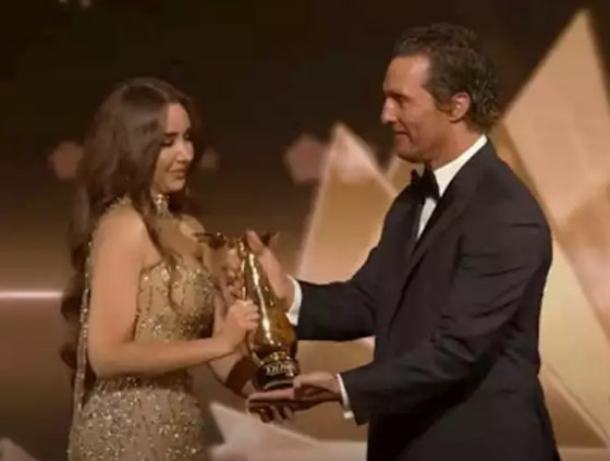 هنا الزاهد عن انتقادات مد يدها لـ ماثيو ماكونهي: فستاني تقيل وزنه 20 كيلو وكنت هقع صورة رقم 7