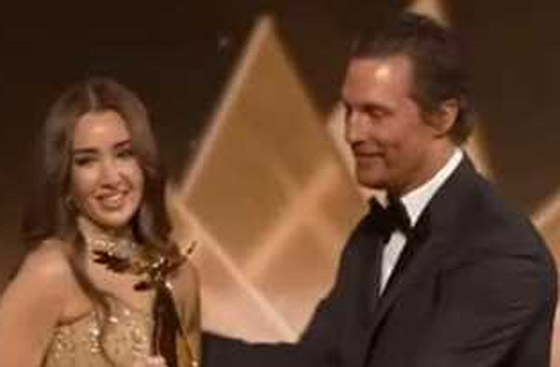 هنا الزاهد عن انتقادات مد يدها لـ ماثيو ماكونهي: فستاني تقيل وزنه 20 كيلو وكنت هقع صورة رقم 8