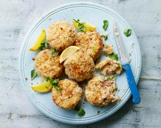 إليكم طريقة تحضير فطائر التونة المقرمشة.. وجبة خفيفة وشهية صورة رقم 5