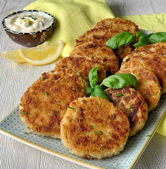 إليكم طريقة تحضير فطائر التونة المقرمشة.. وجبة خفيفة وشهية صورة رقم 7