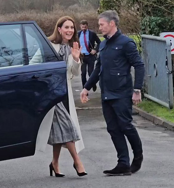 الأميرة كيت ميدلتون تبهر الجميع بموقف إنساني مؤثر: أوقفت موكبها الملكي من أجل طفلة! صورة رقم 2 الأميرة كيت ميدلتون تبهر الجميع بموقف إنساني مؤثر: أوقفت موكبها الملكي من أجل طفلة! صورة رقم 2