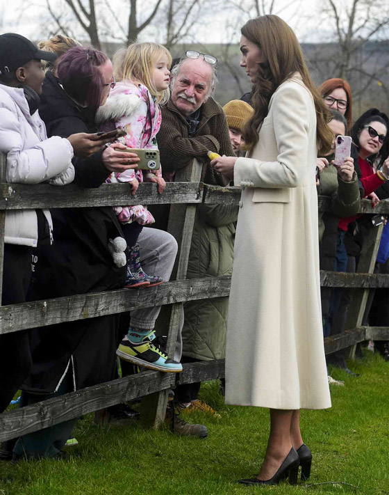 الأميرة كيت ميدلتون تبهر الجميع بموقف إنساني مؤثر: أوقفت موكبها الملكي من أجل طفلة! صورة رقم 4 الأميرة كيت ميدلتون تبهر الجميع بموقف إنساني مؤثر: أوقفت موكبها الملكي من أجل طفلة! صورة رقم 4