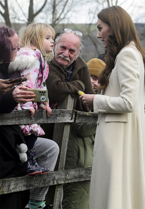 الأميرة كيت ميدلتون تبهر الجميع بموقف إنساني مؤثر: أوقفت موكبها الملكي من أجل طفلة! صورة رقم 7 الأميرة كيت ميدلتون تبهر الجميع بموقف إنساني مؤثر: أوقفت موكبها الملكي من أجل طفلة! صورة رقم 7