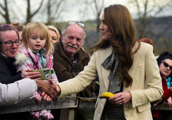 الأميرة كيت ميدلتون تبهر الجميع بموقف إنساني مؤثر: أوقفت موكبها الملكي من أجل طفلة! صورة رقم 8 الأميرة كيت ميدلتون تبهر الجميع بموقف إنساني مؤثر: أوقفت موكبها الملكي من أجل طفلة! صورة رقم 8