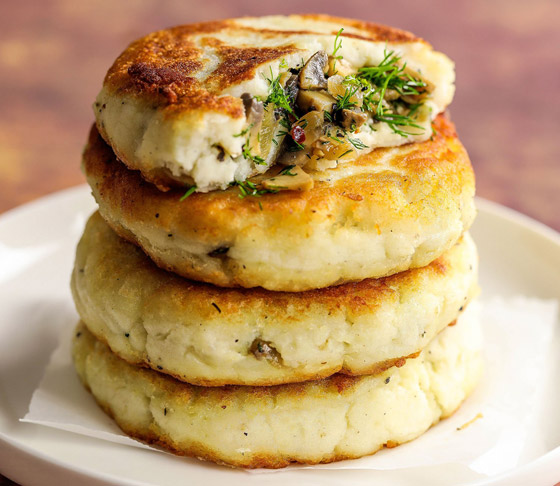 إليكم طريقة تحضير فطائر البطاطا المحشوة في المنزل صورة رقم 4 إليكم طريقة تحضير فطائر البطاطا المحشوة في المنزل صورة رقم 4