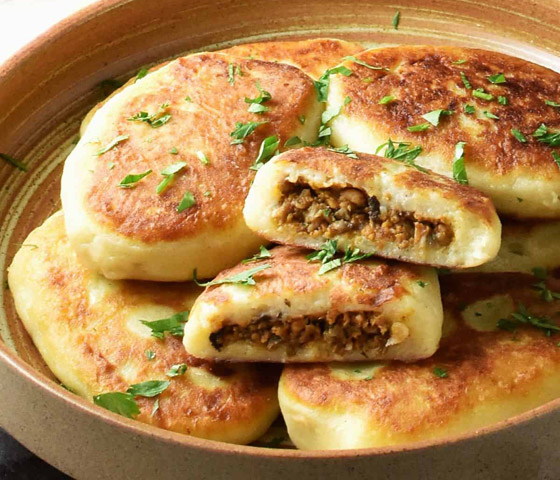 إليكم طريقة تحضير فطائر البطاطا المحشوة في المنزل صورة رقم 5 إليكم طريقة تحضير فطائر البطاطا المحشوة في المنزل صورة رقم 5