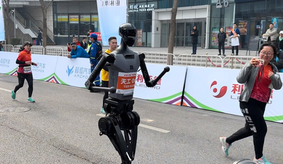 صورة رقم 5 - الروبوتات تستعد لمنافسة العدائين البشر في ماراثون (صور) صورة رقم 5 - الروبوتات تستعد لمنافسة العدائين البشر في ماراثون (صور)