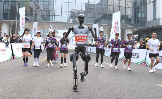 صورة رقم 2 - الروبوتات تستعد لمنافسة العدائين البشر في ماراثون (صور) صورة رقم 2 - الروبوتات تستعد لمنافسة العدائين البشر في ماراثون (صور)