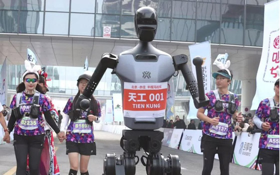 صورة رقم 3 - الروبوتات تستعد لمنافسة العدائين البشر في ماراثون (صور) صورة رقم 3 - الروبوتات تستعد لمنافسة العدائين البشر في ماراثون (صور)