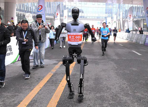 صورة رقم 6 - الروبوتات تستعد لمنافسة العدائين البشر في ماراثون (صور) صورة رقم 6 - الروبوتات تستعد لمنافسة العدائين البشر في ماراثون (صور)