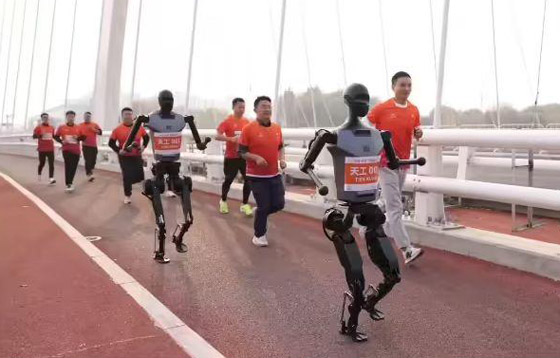 صورة رقم 7 - الروبوتات تستعد لمنافسة العدائين البشر في ماراثون (صور) صورة رقم 7 - الروبوتات تستعد لمنافسة العدائين البشر في ماراثون (صور)