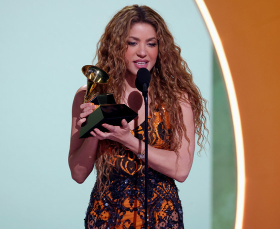 شاكيرا تفوز بجائزة جرامي عن أفضل ألبوم بوب لاتيني، وتهديها للمهاجرين ولولديها صورة رقم 13