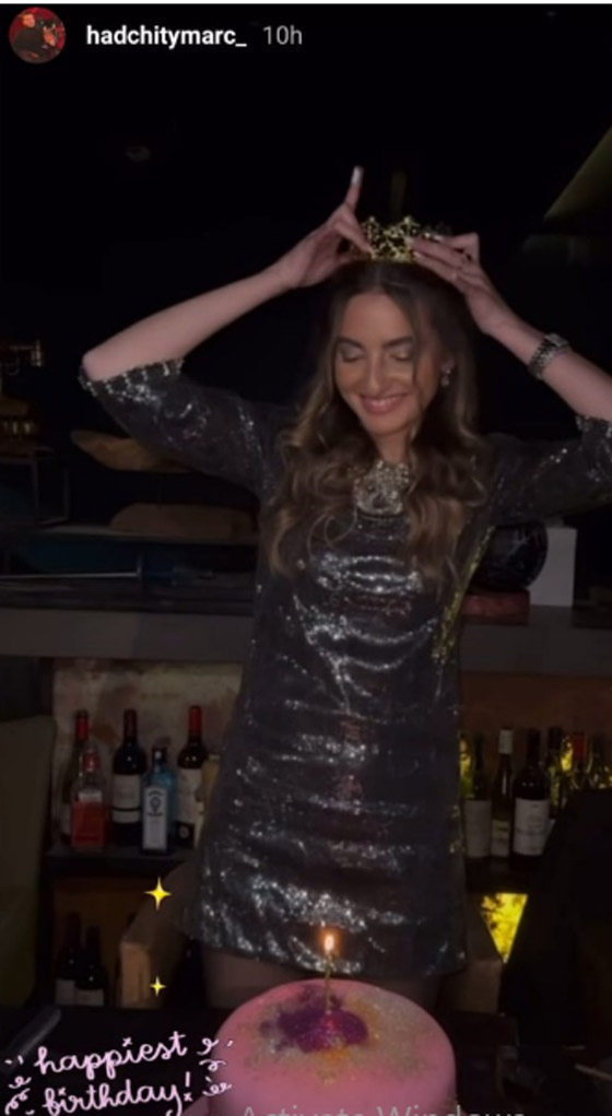 كنًة الممثلة اللبنانية نادين الراسي (خطيبة ابنها) تحتفل بعيد ميلادها..  شقراء جميلة تحب حماتها  صورة رقم 2