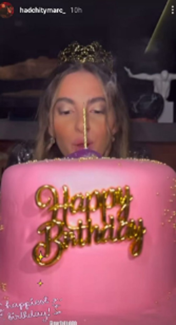 كنًة الممثلة اللبنانية نادين الراسي (خطيبة ابنها) تحتفل بعيد ميلادها..  شقراء جميلة تحب حماتها  صورة رقم 3