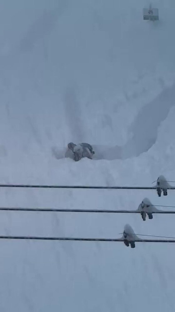 فيديو وصور: مدينة يابانية تختفي تحت طبقة هائلة من الثلوج صورة رقم 4 فيديو وصور: مدينة يابانية تختفي تحت طبقة هائلة من الثلوج صورة رقم 4