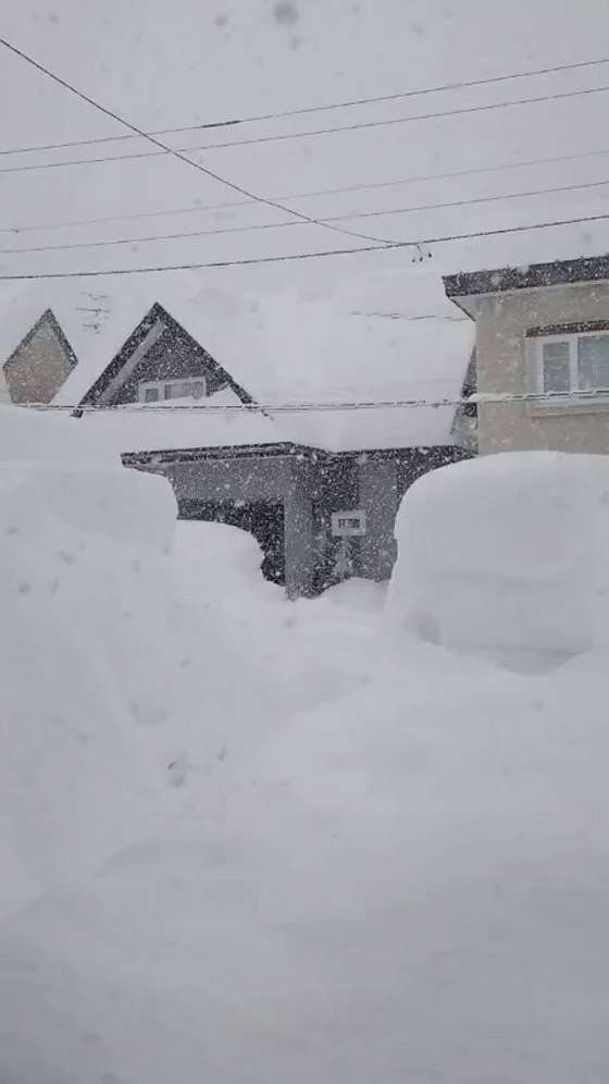 فيديو وصور: مدينة يابانية تختفي تحت طبقة هائلة من الثلوج صورة رقم 11 فيديو وصور: مدينة يابانية تختفي تحت طبقة هائلة من الثلوج صورة رقم 11