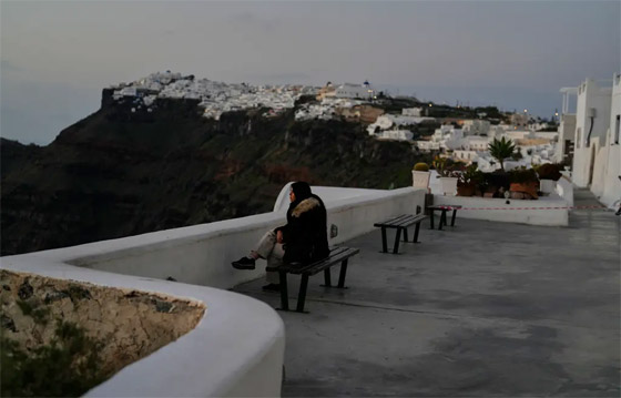 الهزات الغامضة مستمرة في جزيرة سانتوريني.. وثلثا سكانها فروا صورة رقم 7