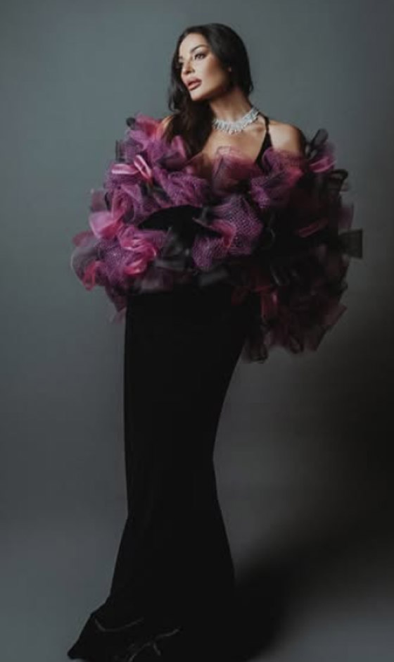 عيد ميلاد نادين نسيب نجيم: ممنوع دخول الرجال ومسلسل صالون زهرة يزيّن الكعكة!  صورة رقم 4