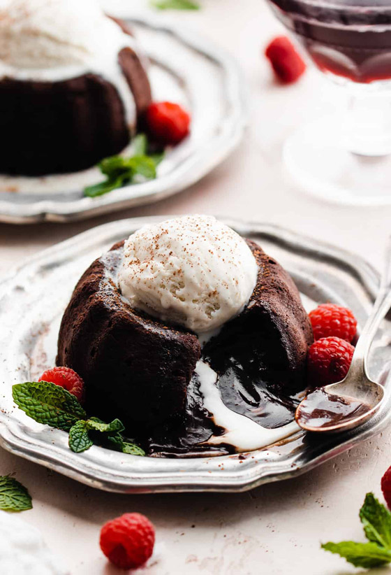 إليكم وصفة حلوى لافا الشوكولاتة بالميكروويف.. جنون النار والثلج صورة رقم 5 إليكم وصفة حلوى لافا الشوكولاتة بالميكروويف.. جنون النار والثلج صورة رقم 5