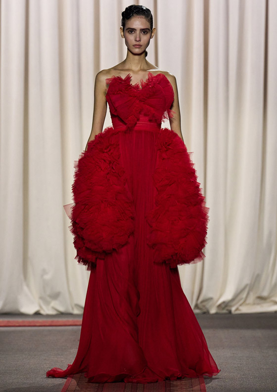 صورة رقم 2 - اختاروا فساتين حمراء موضة 2025 لإطلالة رومانسية في يوم الحب صورة رقم 2 - اختاروا فساتين حمراء موضة 2025 لإطلالة رومانسية في يوم الحب