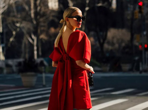 صورة رقم 3 - اختاروا فساتين حمراء موضة 2025 لإطلالة رومانسية في يوم الحب صورة رقم 3 - اختاروا فساتين حمراء موضة 2025 لإطلالة رومانسية في يوم الحب