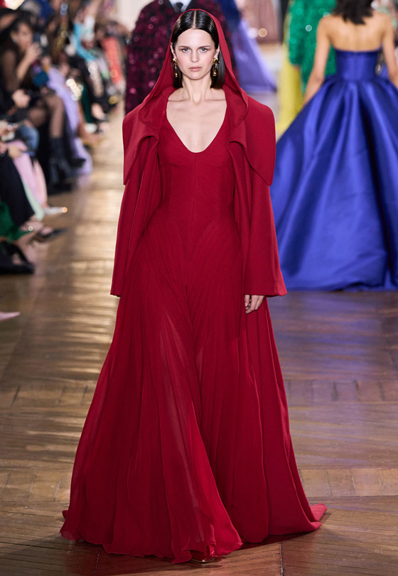 صورة رقم 5 - اختاروا فساتين حمراء موضة 2025 لإطلالة رومانسية في يوم الحب صورة رقم 5 - اختاروا فساتين حمراء موضة 2025 لإطلالة رومانسية في يوم الحب