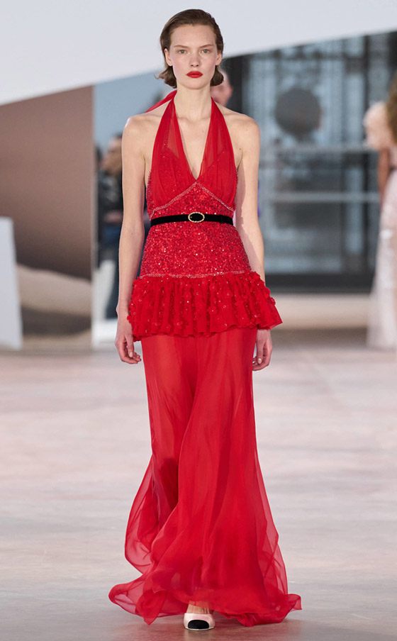 صورة رقم 7 - اختاروا فساتين حمراء موضة 2025 لإطلالة رومانسية في يوم الحب صورة رقم 7 - اختاروا فساتين حمراء موضة 2025 لإطلالة رومانسية في يوم الحب